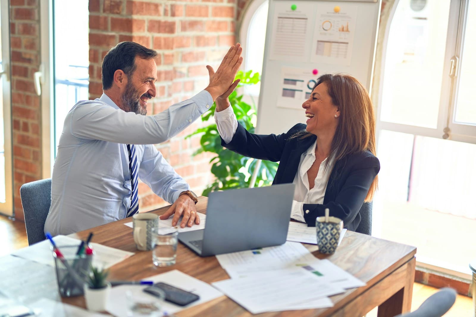 Poignée de main entre un client et l'équipe OmniSpace